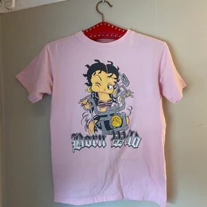 💓Rosa T-shirt💓 - 💜Köpt secondhand därmed vet inte vart plagget kommer ifrån. Strlk 152/164 vilket är barn strlk, men den sitter tajt och som en xs på mig! 
