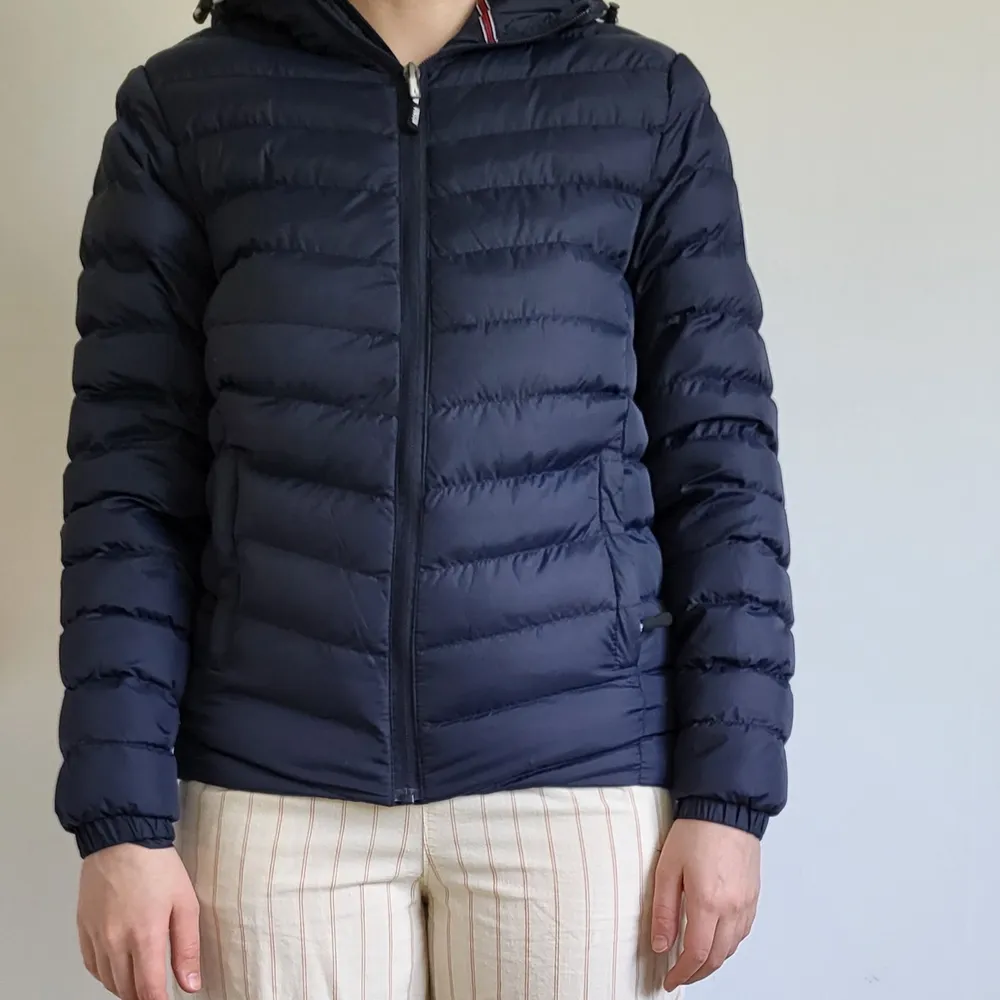 It is a very warm jacket, never has been used. Also works as a layer.  . Jackor.