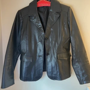 🖤Läder jacka🖤 - Strlk 42⚡️ köpt secondhand, osäker på märket. Använd en gång av mig, men somsagt köpt secondhand. På mig sitter den lite mer ”oversized”. Vet inte om det är äkta läder eller inte. 