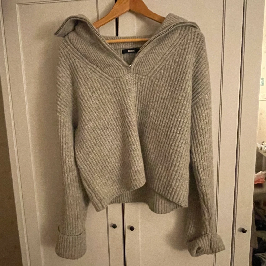 Stickad tröja med krage 