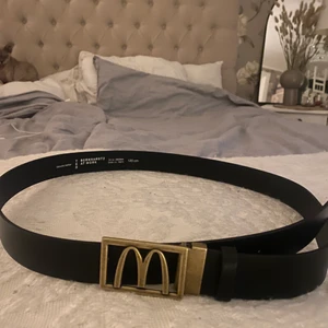 McDonalds skärp - Svin coolt McDonalds skärp. 120 cm långt. Det är väldigt justerbart så borde passa de flesta storlekar❤️