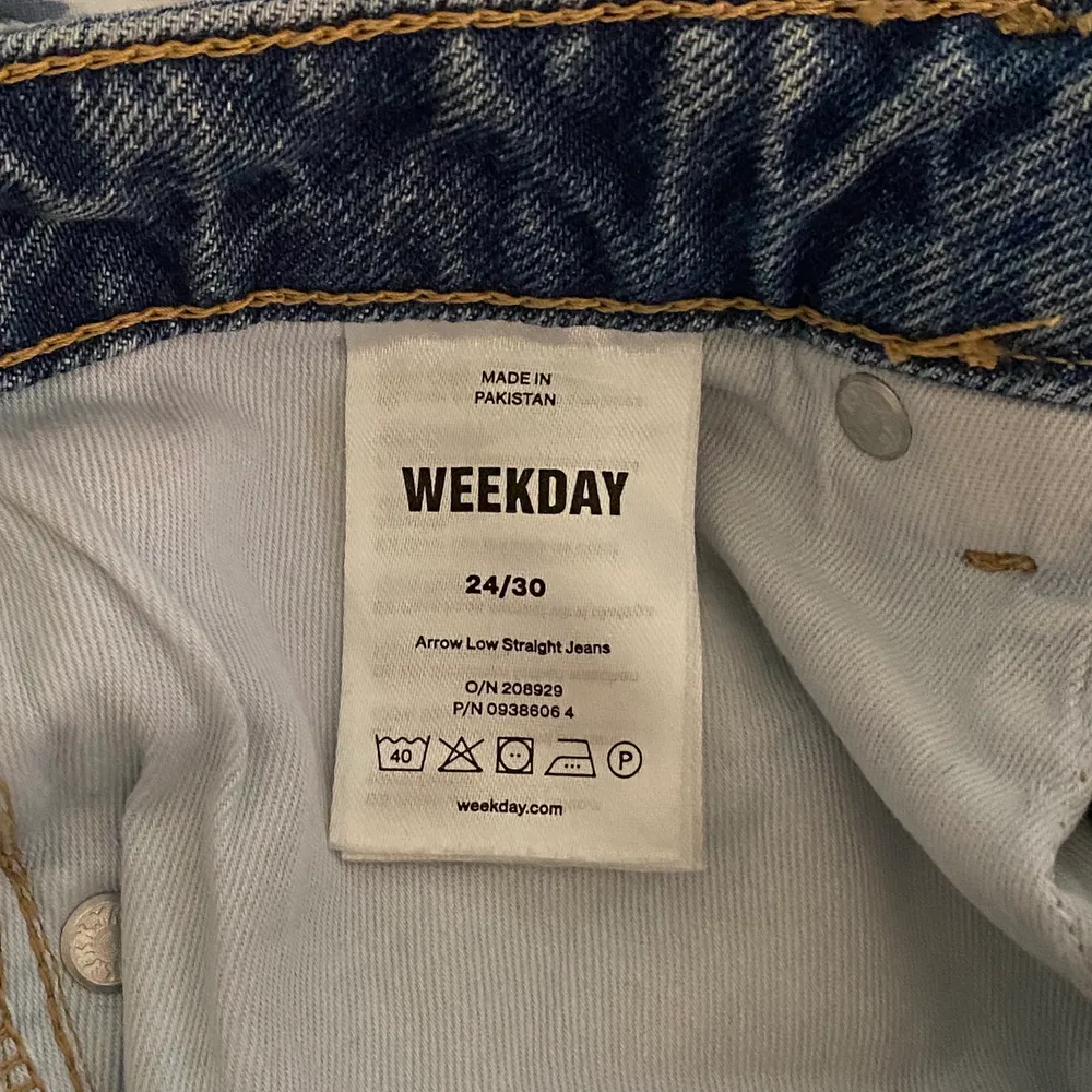 säljer mina fina blåa jeans från weekday i modellen arrow low och färgen harper 💙 köpte dessa förra sommaren men de är knappast använda så de är som nya. köpte för 500 men säljer för 250 + frakt, kontakta vid frågor och intresse :). Jeans & Byxor.