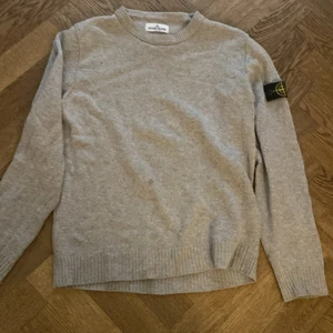 Stone island stickad tröja:)) - Stone island tröja i bra skick i junior storlek i ull och bomull. Pris kan diskuteras, ny pris ca 2000