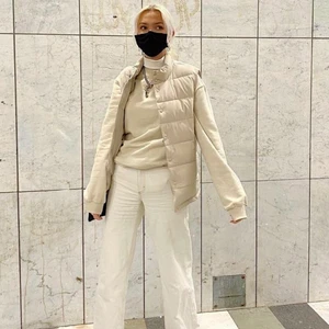 Beige dunväst  - Beige dunväst köpt på Zarah herravdelning förra året! Passar både killar och tjejer! Endast använd 2-3 gånger, så den är i mycket bra skick! Perfekt nu till våren!  💓