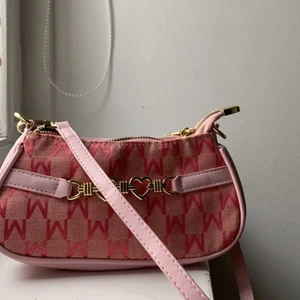 väska - Säljer denna söta väska för jag aldrig använder den‼️😍