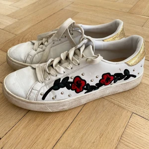 Sneakers - Vita skor med fint broderi från Pull & Bear! Köpta för ca 300kr. Bra skick! 