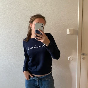 Bondelid tröja - Jättefin tröja i marinblåfärg från Bondelid. Nyskick, då den knappt är använd. Jag är 172 cm lång och bär oftast strl s. Kan mötas upp i sthlm, annars står köparen för frakten💕