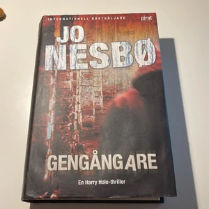 Gengångaren av Jo nesbo - Gengångaren är en mycket spännande bok om Harry Hole kommer tillbaka till Hongkong efter 3 år för ett enda ärende, att undersöka ett uppklarat mord i narkotikamilöjn eftersom han vägrar att tro att polisen gripit rätt gärningsmän😱…..