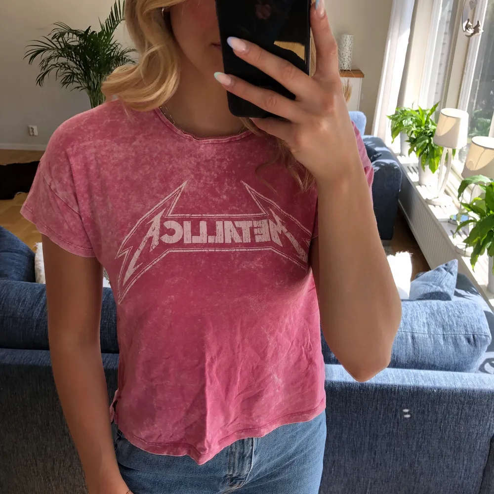 Säljer denna t-shirt som jag köpt secondhand på Humana i Göteborg. Står dessvärre ingen storlek men jag är en S-M i vanliga fall💓. T-shirts.