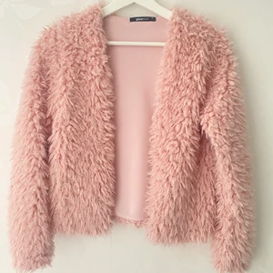 Rosa fluffkofta  - Rosa fluffkofta i storlek XS men passar även större storlekar.