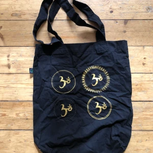 Totebag/tygväska/shopper 🕉 - Svart totebag i egen ekologisk bomull. Trycket är lite skimrande. Egen design, endast ett exemplar!