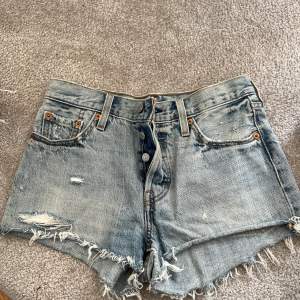 Säljer dessa shorts, finns i både storlek 25 och 27 i samma modell, säljs för 200kr/st 