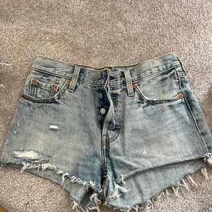 Levi’s shorts i två olika storlekar  - Säljer dessa shorts, finns i både storlek 25 och 27 i samma modell, säljs för 200kr/st 