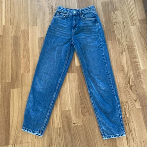 Jeans - Säljer tessa jeans från Gina tricot pga att jag inte har användning av de. Nästan helt oanvänd. Storlek 32. Säljer de för 200 kr + frakt. 
