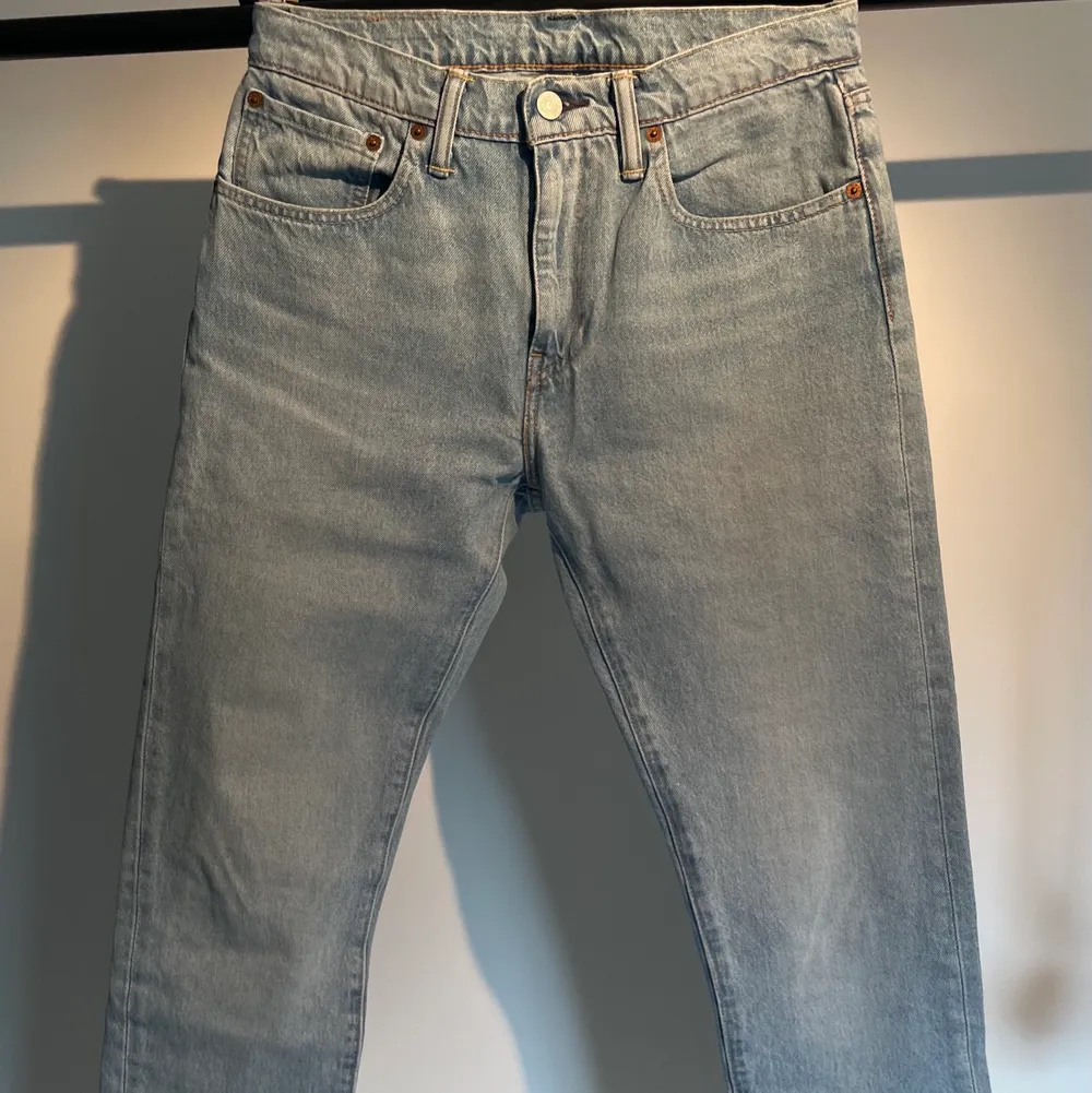 Snygga Levi’s 512 jeans i storlek 31/34. Ljus tvätt och i väldigt bra skick . Jeans & Byxor.