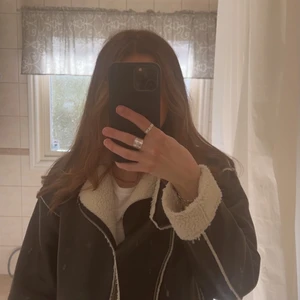 Aviator dream jacket från Nelly  - Svart skinnjacka med foder detaljer/ fuskpäls, justerbar bältedetalj nertill, två fickor framtill , köpt för 2 månader sedan, inga slitage på den, pris kan diskuteras 