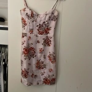 Klänning från h&m - En jätte fin klänning som jag köpte från h&m förra året som nu blivit för liten, har en korsett liknande topp och dragkedja på baksidan 