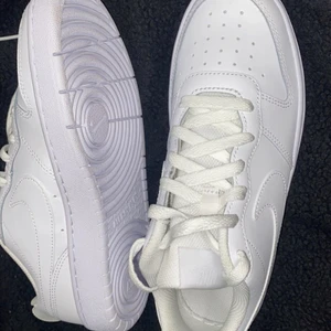 Nike skor  storlek 38 - En oanvänd Nike skor jag säljer det för att den är för stor 