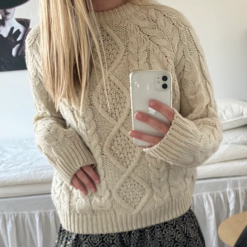 Sjukt mysig stickad tröja, lite oversized, köpt på h&m men säljs inte där längre. Skriv om du har frågor eller för fler bilder❤️💃🙌🏼 (EJ SÅLD FINNS KVAR!). Stickat.