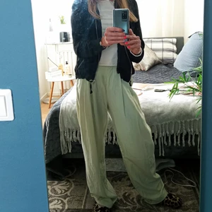 Vida ljusgröna byxor i xs, toppskick - Snygga och avslappnade kostymbyxor som är perfekt för vår och sommar 🙌! 