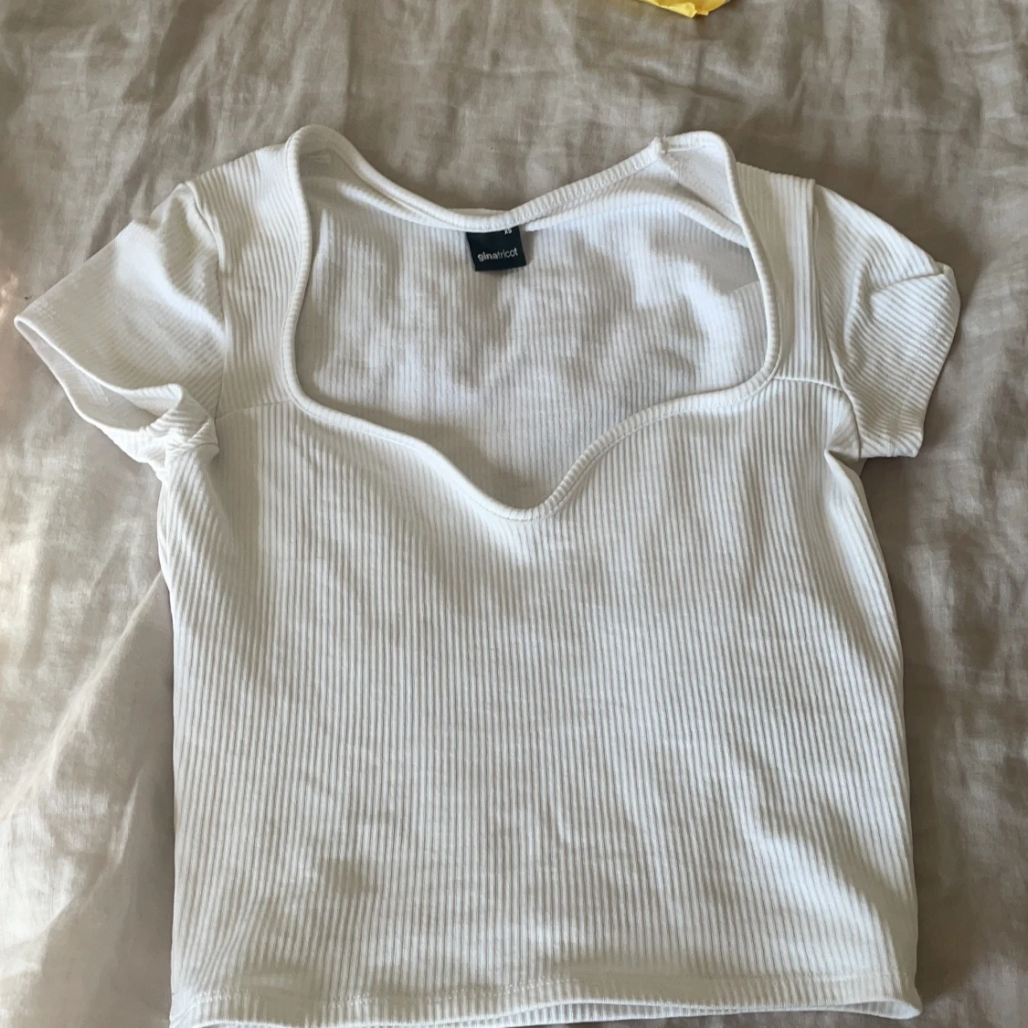 Vit ribbad tröja