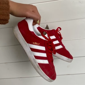 Adidas Gazelle röd  - Snygga sneakers som tyvärr är för små för mig. Superfint skick då de inte blivit använda så mycket ✨🥳