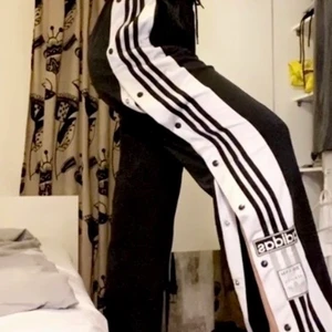 Adidas byxor  - Storlek S, köpta från junkyard