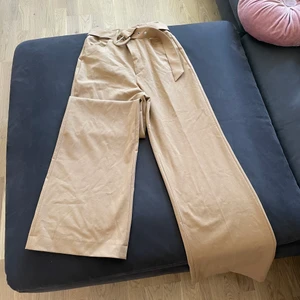 Byxor - Snygga beige kostymbyxor, helt oanvända med prislapp kvar. Inhandlade från Zara