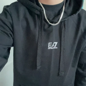 Armani hoodie storlek :M - Använd några gånger                                                                                 Ny skicka