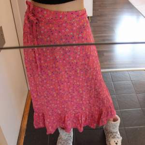 🤎LÄS MIN PROFIL INNAN KONTAKT🤎 Blommig River Island kjol 💖 har fler bilder 🥰
