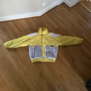 Campri 90s jacket - En sjukt fräsch jacka från 89-90talet, snygg gul färg från Camrpi, säljes pga inte används