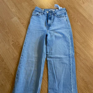 Levis High Loose jeans - Superfina Levis high loose jeans i storlek 25/31, endast använda en gång och säljes enbart på grund av att de blivit för stora för mig. Nypris 1349kr, säljes för 400kr. Kan skicka fler bilder vid intresse:) 