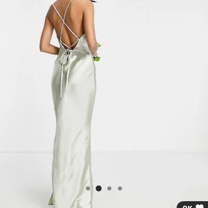  balklänning Slipdress - Jättefin långklänning i satinliknande material från asos. Var tänkt att ha till balen men hittat ett annat alternativ. Super fin, sitter jättebra och går lätt att reglera med banden i ryggen!💕 slutsåld i storleken på hemsidan, köpt för 700, aldrig använd mer än testad så nyskick, har även lika i vit om det är av intresse