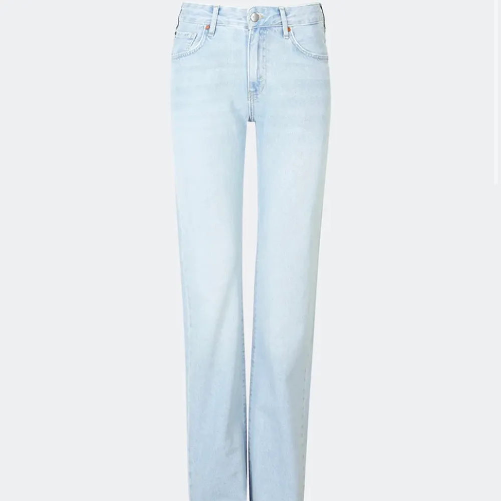 Säljer mina jeans som jag tyvärr inte använder. Knappt använda 💙 låg midjade och passar mig som är 162💙. Jeans & Byxor.