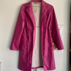 Vintage läderkappa! - Svinsnygg vintagejacka i rosa PVC. Storlek T1 motsvarar storlek 36. Vissa markeringar på innertyget men inget man ser när den är på och väldigt lite avskavt på en hölster se bild! Skriv för fler bilder :)  Gratis frakt!