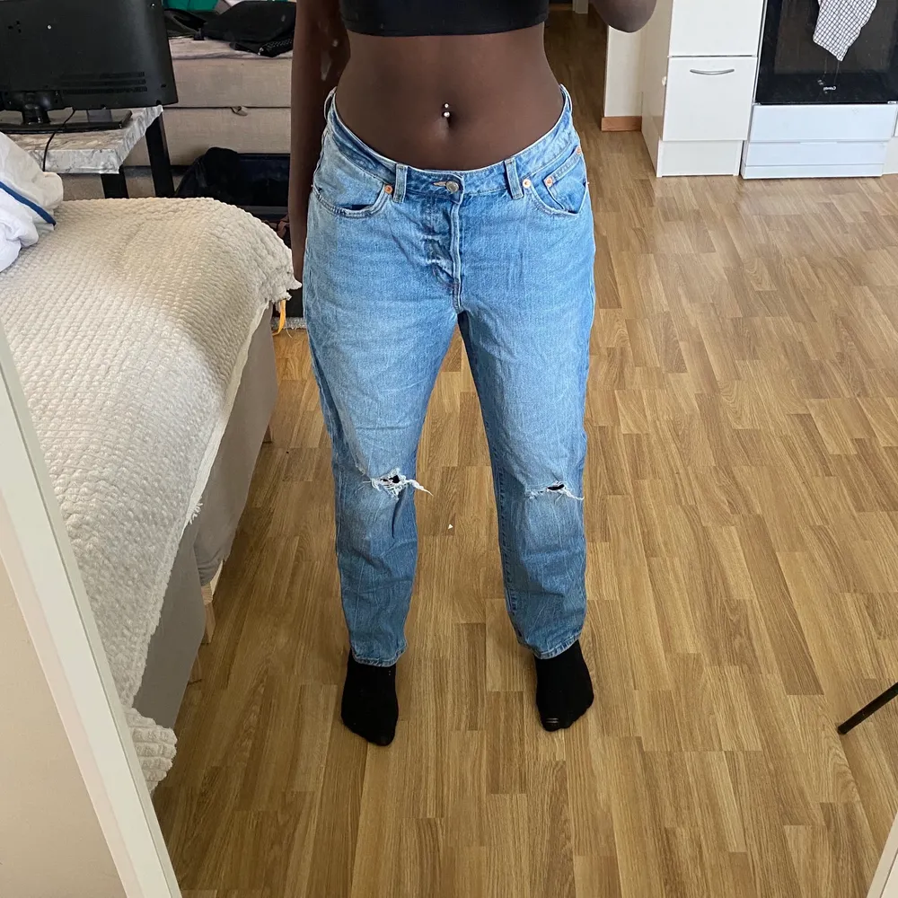 Jag säljer dessa boyfriend jeans från LAGER 157 i strl 38. Själv är jag 169 cm lång. Jeansen har aldrig använts utomhus. 😝. Jeans & Byxor.