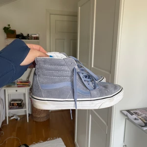 Vans - Säljer mina knappt använda vans i storlek 38,5 då de tyvärr inte kommer till användning. Har använt de ungefär 5 gånger, de är lite smutsiga där bak.💕