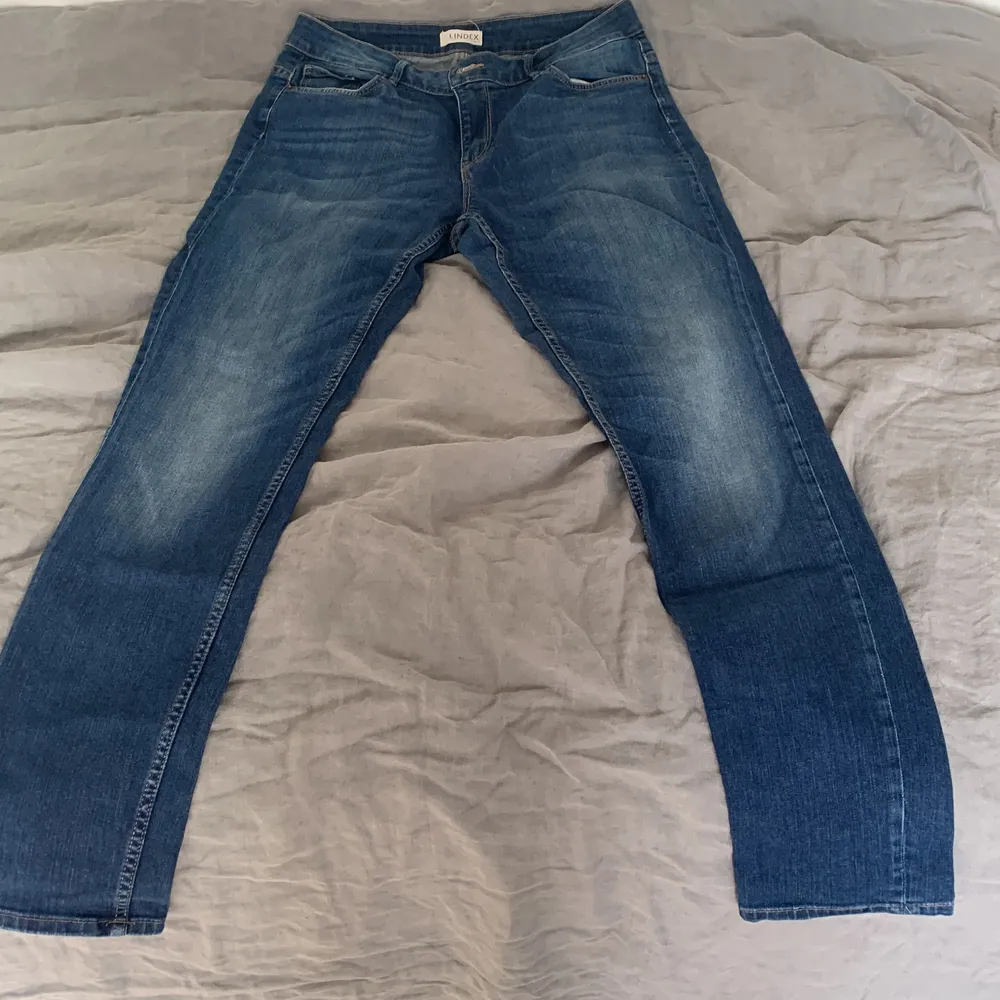 Jätte fina lågmidjade jeans från Lindex sin tyvär inte kommer tills användning. Är stolek 40 men passar mig som är 36-38. Köparen står för frakt.. Jeans & Byxor.