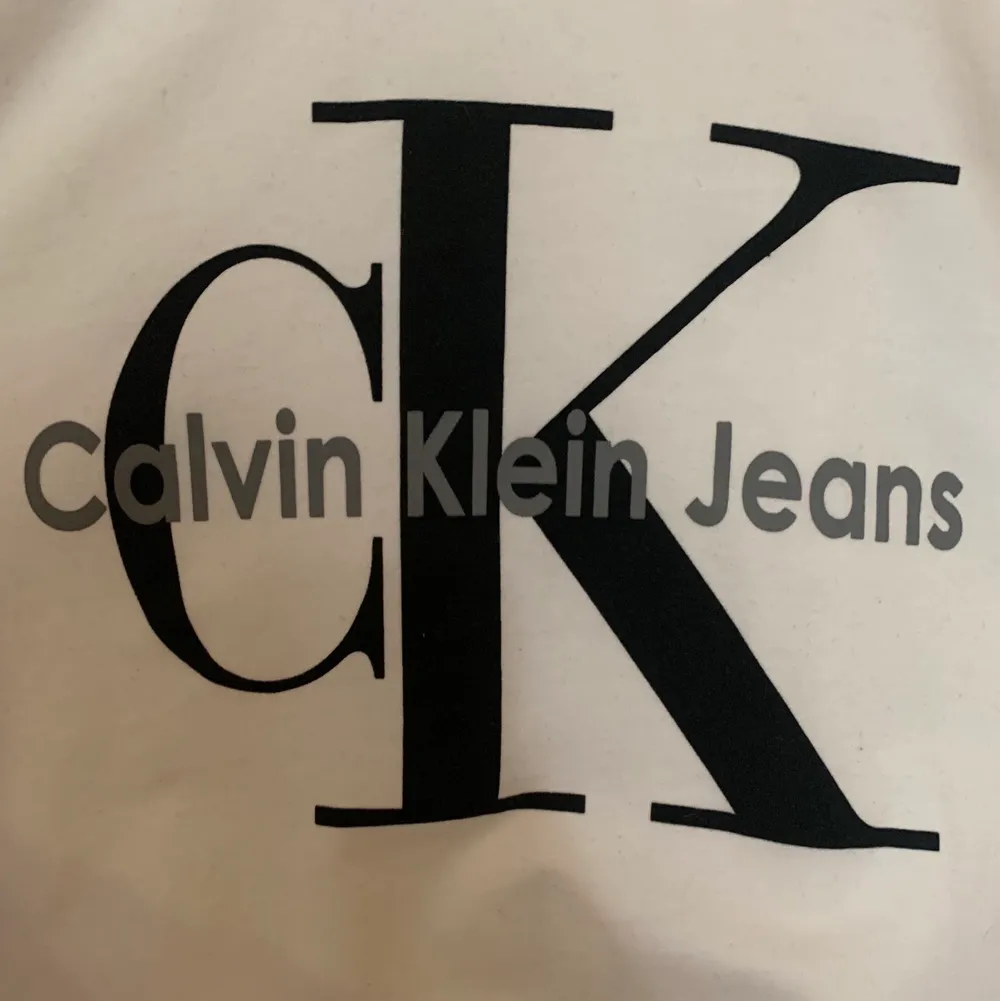 Skön collegetröja från Calvin Klein, 100% bomull. Bara använd en gång så är i mycket bra skick. Strl L men är som en M. Ord. Pris 1100kr  #collegetröja #calvinklein. Tröjor & Koftor.