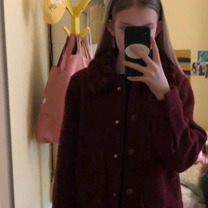 MONKI JACKA - Vinröd populär jacka från monki, storlek small nypris 400kr säljer för 300kr en knapp längst ut på armen är trasig men går säkert att laga! Skriv vid intresse💞