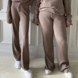 LXA TAUPE RIBBED PANTS - Säljer då de är alldeles för långa för mig! Är 160 och de räcker hela min fotsula. Har därför endast använt dem 2 gånger - så de är fortfarande i nyskick! De är väldigt sköna och passar perfekt nu till sommaren❤️    Storlek: S men då materialet är väldigt stretch så skulle jag säga att de även passar M/L. Köpte dem för 749kr när dem precis lanserades. Kan gå ner i pris vid snabb affär, men köparen står för frakten☺️