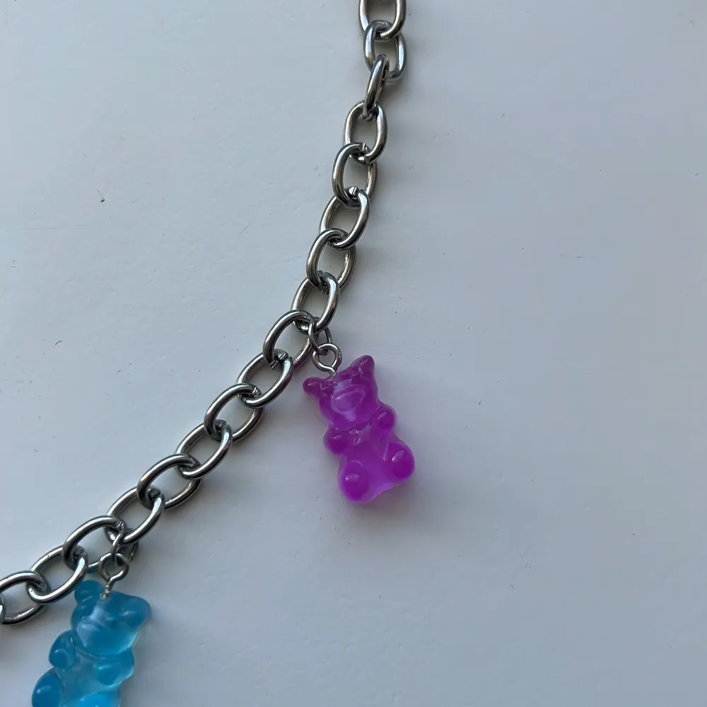 Halsband med färgade gummibjörnar.                       Aldrig använt bra skick, vet inte vart ifrån fick den i födelsedagspresent, men fin är den.                               40kr + frakt. Accessoarer.
