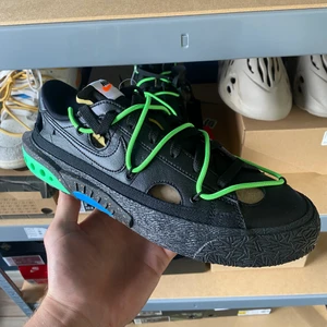 Nike Blazer Off White - Helt nya köpta från SNKRS! Storlek 42.5 Eu! Detta är en mycket speciell sko där Nike och Off White samarbetat. Kontakta vid frågor!