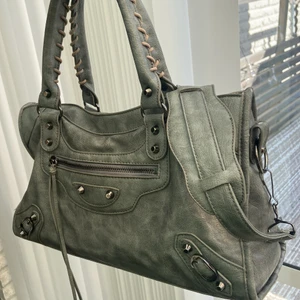 Väska - En super fin stor modell balaciaga liknande väska💓 älskar färgen men tyvärr går den inte till användning därför säljer jag!  Några Slitningar på väskan men inget man tydligt ser.  