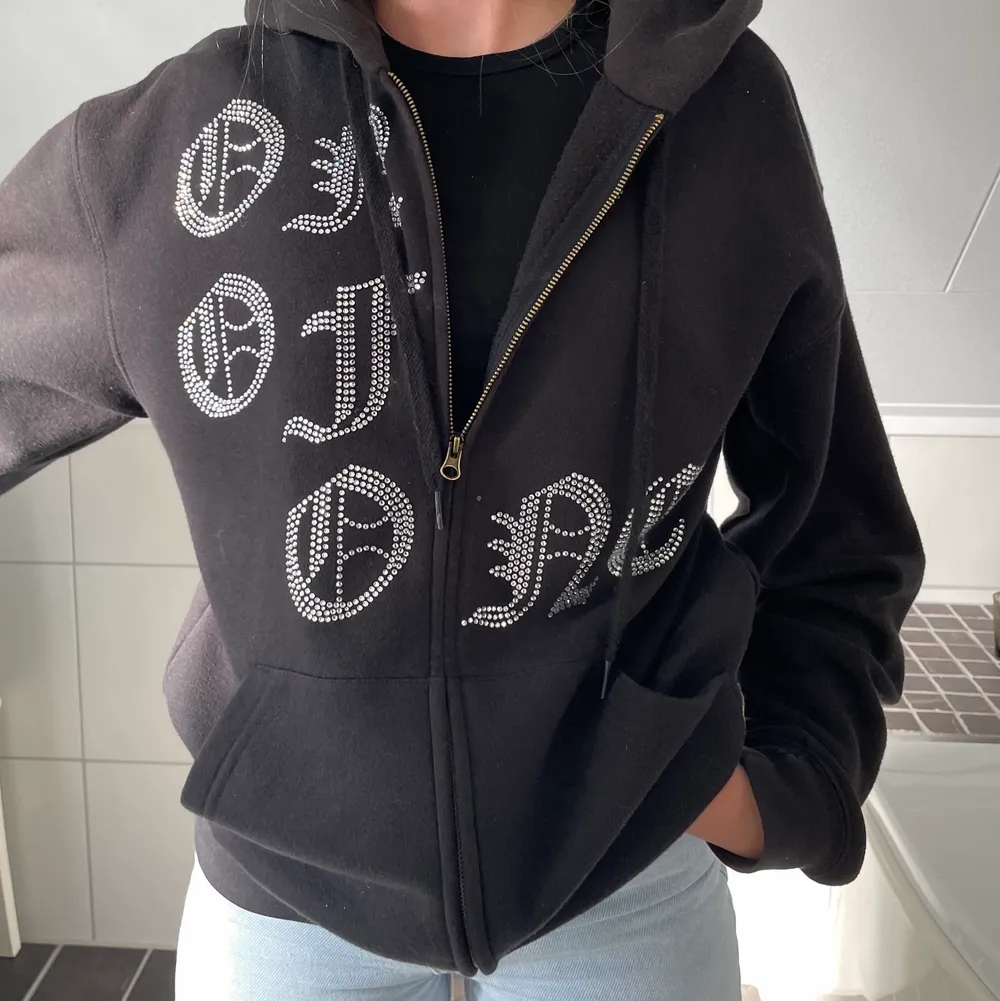 One of one Hoodie, strl S. Fortfarande väldigt bra skick. Köpt för 1500 kr, säljer för 800 kr men pris kan diskuteras!!! . Hoodies.