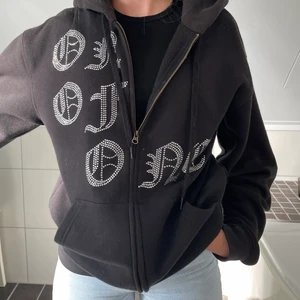 One of one Hoodie  - One of one Hoodie, strl S. Fortfarande väldigt bra skick. Köpt för 1500 kr, säljer för 800 kr men pris kan diskuteras!!! 