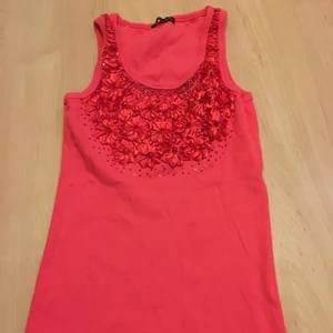 Ribbat linne i ca storlek XS/S - Oanvänt ribbat linne. Hittar ingen riktig storlekslapp men uppskattar att det är cirka storlek XS/S. 