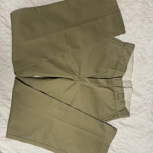 Dickies, strl 30x32 - Beiga dickies byxor i snygg modell. De har vida ben men är ganska raka i benen, väldigt snygg modell. Säljer för att de är för stora. 