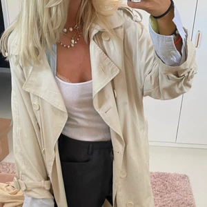 Treanchoat - Söker exakt denna typ av modell på trenchcoat! Skriv gärna om ni har en/ vet vart den finns o köpa❤️❤️