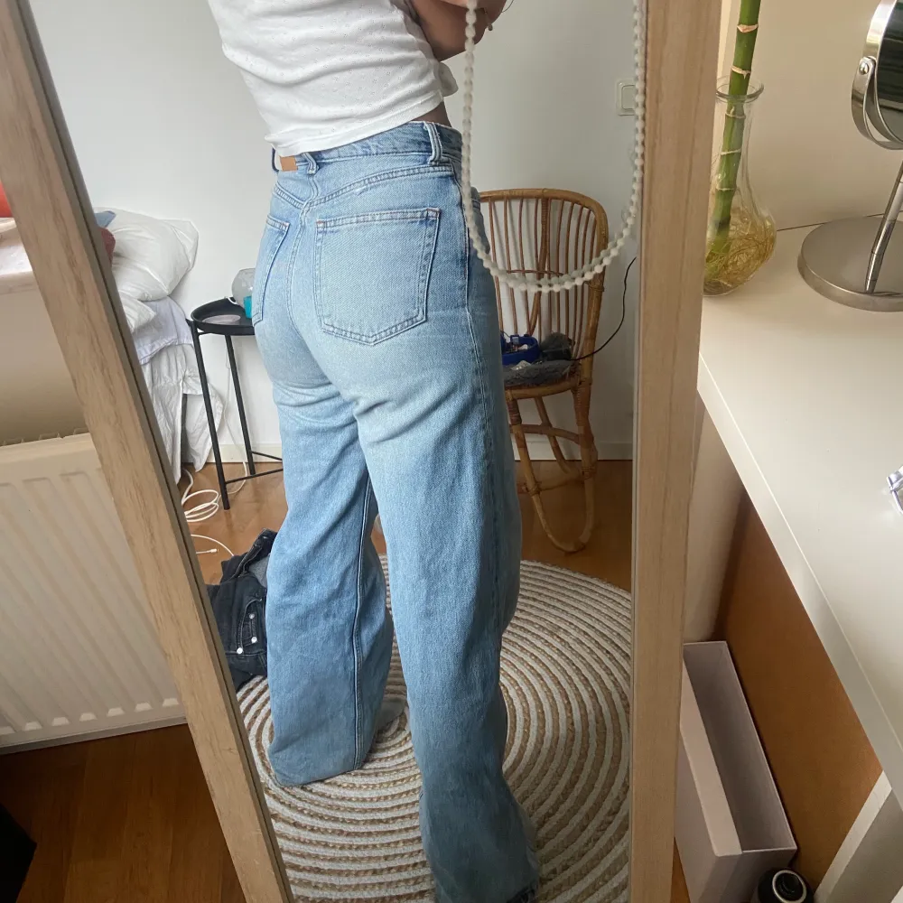 Ett par asfina jeans från Monki i modellen Yoko!💖💖💖💖 Välanvända men i hyfsat bra skick! Frakten kommer vara spårbar!💕📦. Jeans & Byxor.